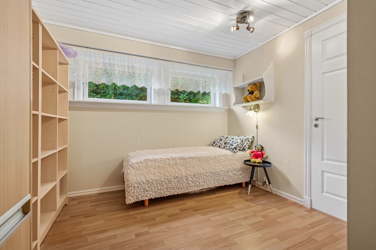 Soverom 3 ligger i sokkeletasjen. (Se pkt. ferdigattest) Står som "Disp" på originale tegnigner. Galleribilde