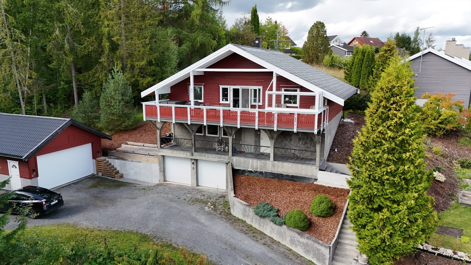 Mulighet for 4 garasjeplasser. Galleribilde