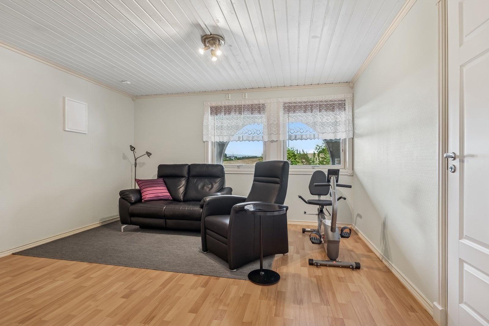 Romslig rom med store vindusflater som slipper inn rikelig med dagslys - perfekt for både avslapning og sosiale sammenkomster. Galleribilde