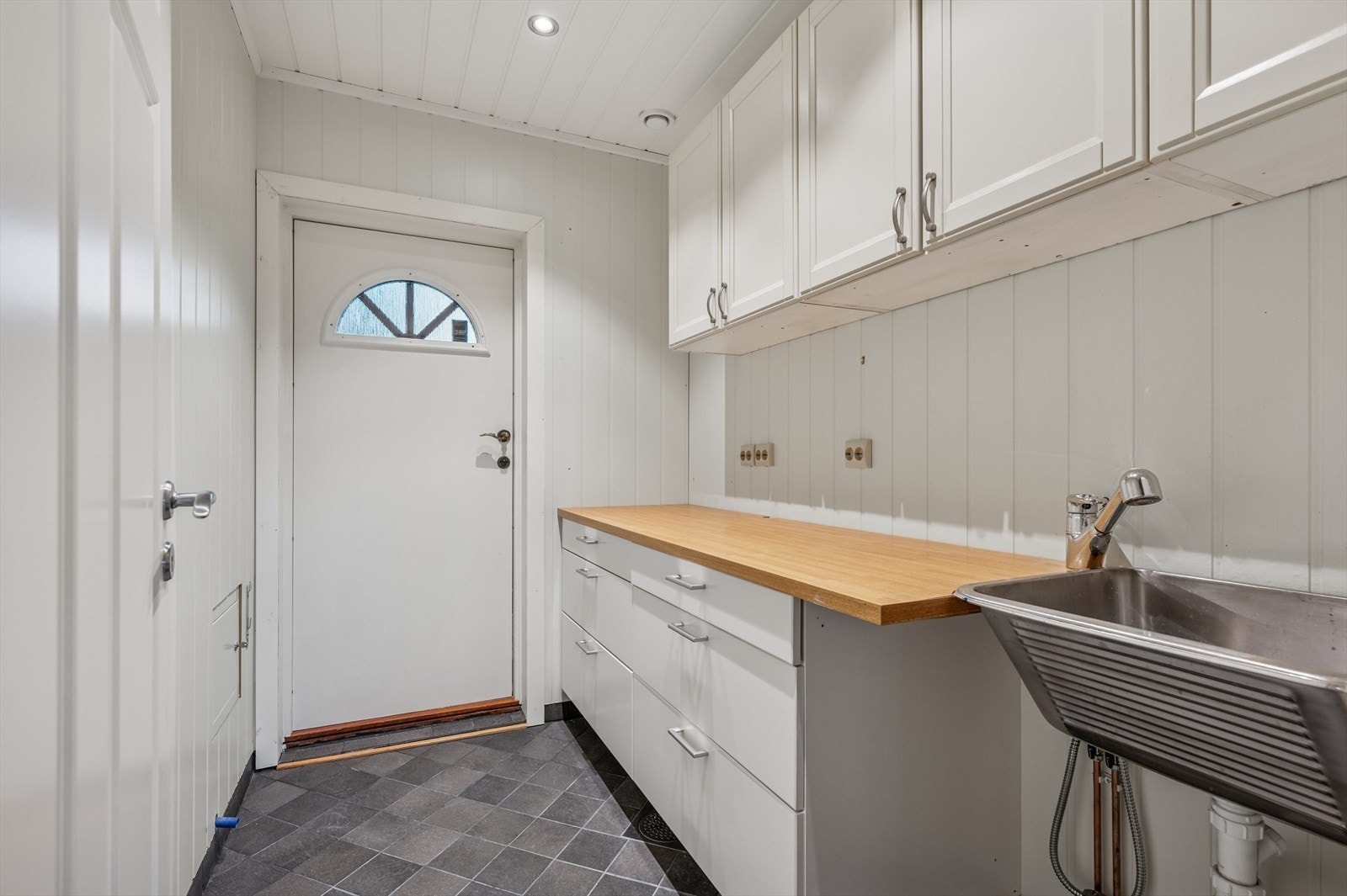 Vaskerom har vegger baderomsplater og malt puss. Himling har malt panel. Gulvet er flislagt, har fall mot sluk og elektriske varmekabler. Galleribilde