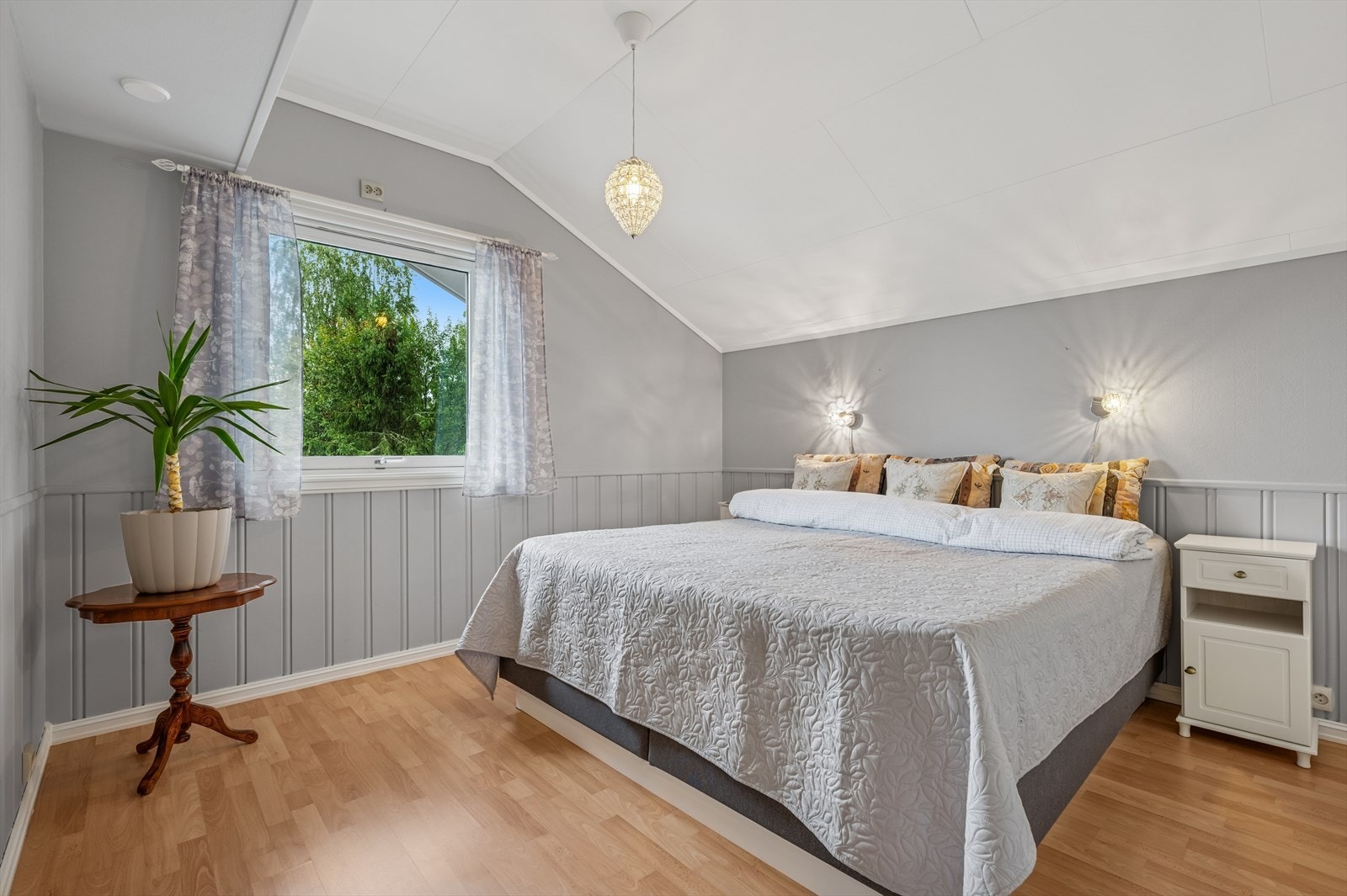 Boligen har tre romslige soverom. Galleribilde