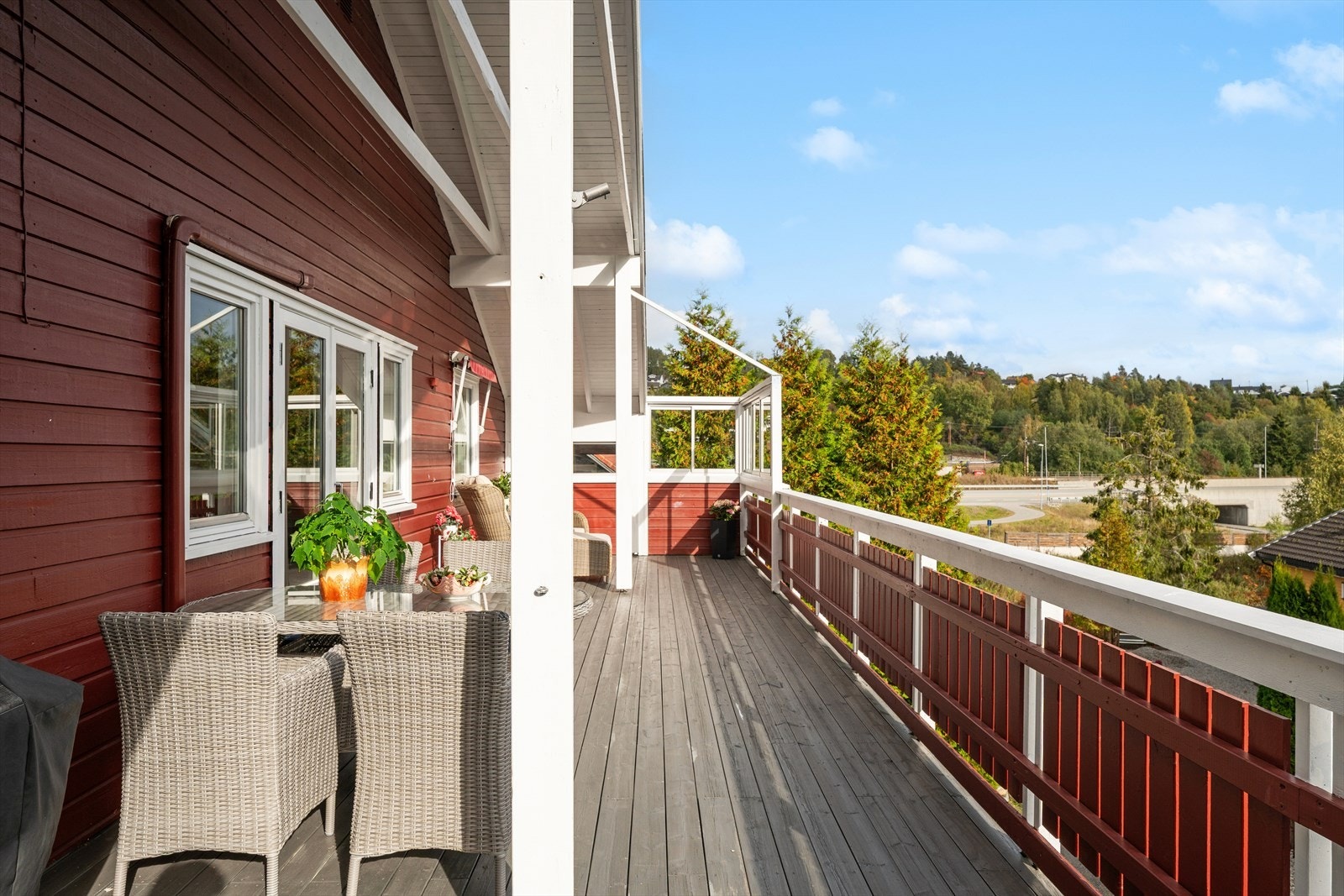 Romslig terrasse. Galleribilde