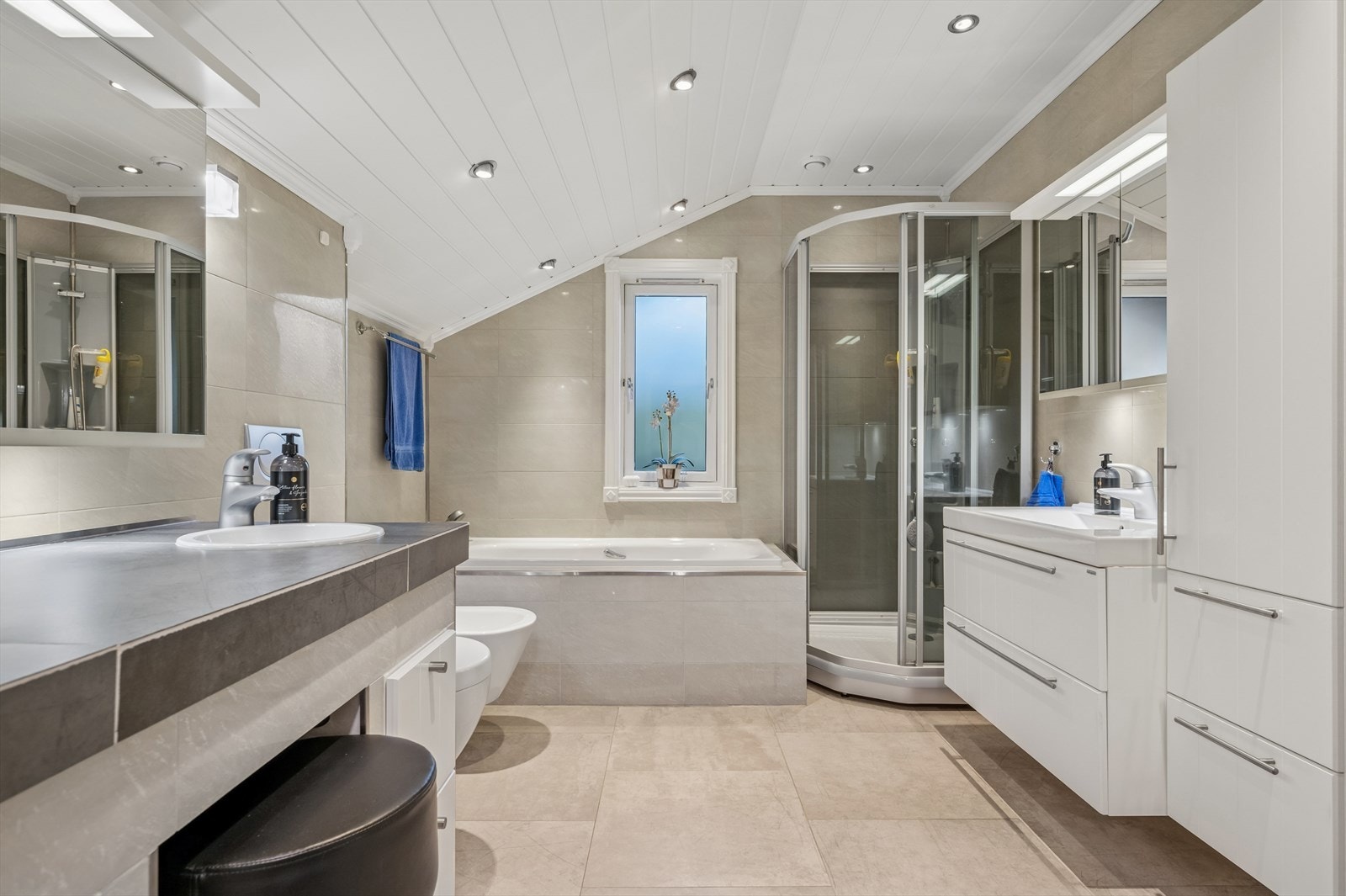 Bad, 1.etasje, har fliser på vegger og himling har mdf-panelplank med downlights. Gulvet er flislagt, har fall mot sluk og elektriske varmekabler. Galleribilde