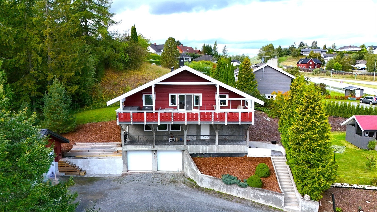 Boligen har 2 garasjeplasser i kjeller. Galleribilde