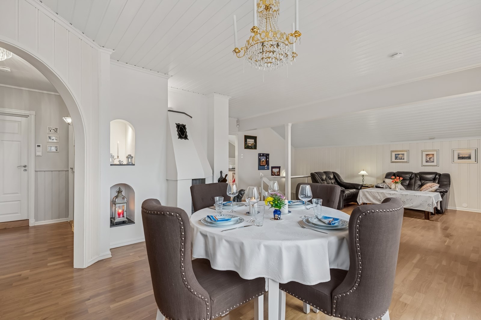 Boligen har en flott og lys stue med god plass til flere møbleringssoner. Galleribilde