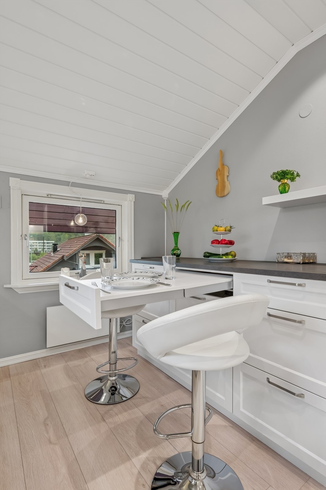 Et kjøkken med praktiske løsninger. Galleribilde