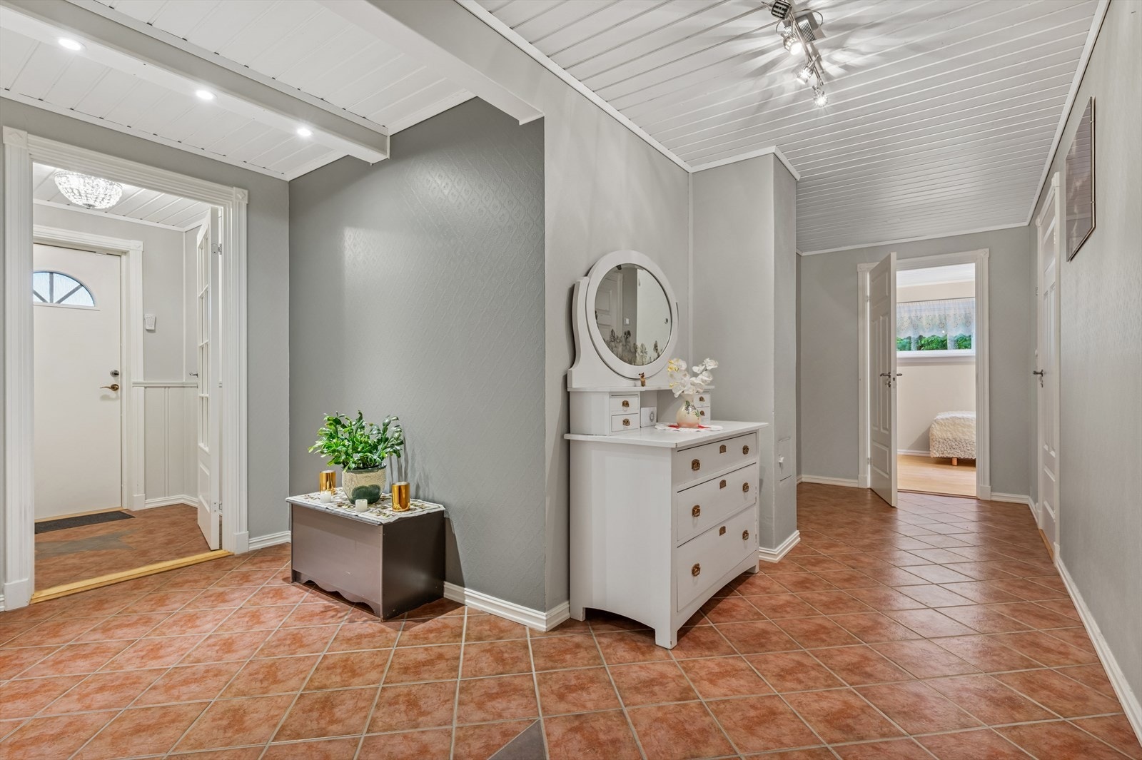 Gangen fungerer som et naturlig bindeledd mellom underetasjen og boligens hovedetasje. Galleribilde