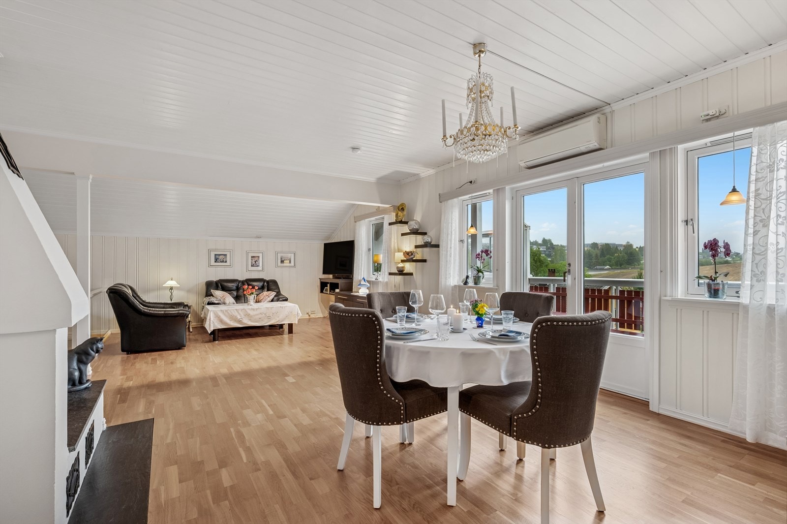 Lys og fin stue med utsikt fra stuens vinduer. Galleribilde