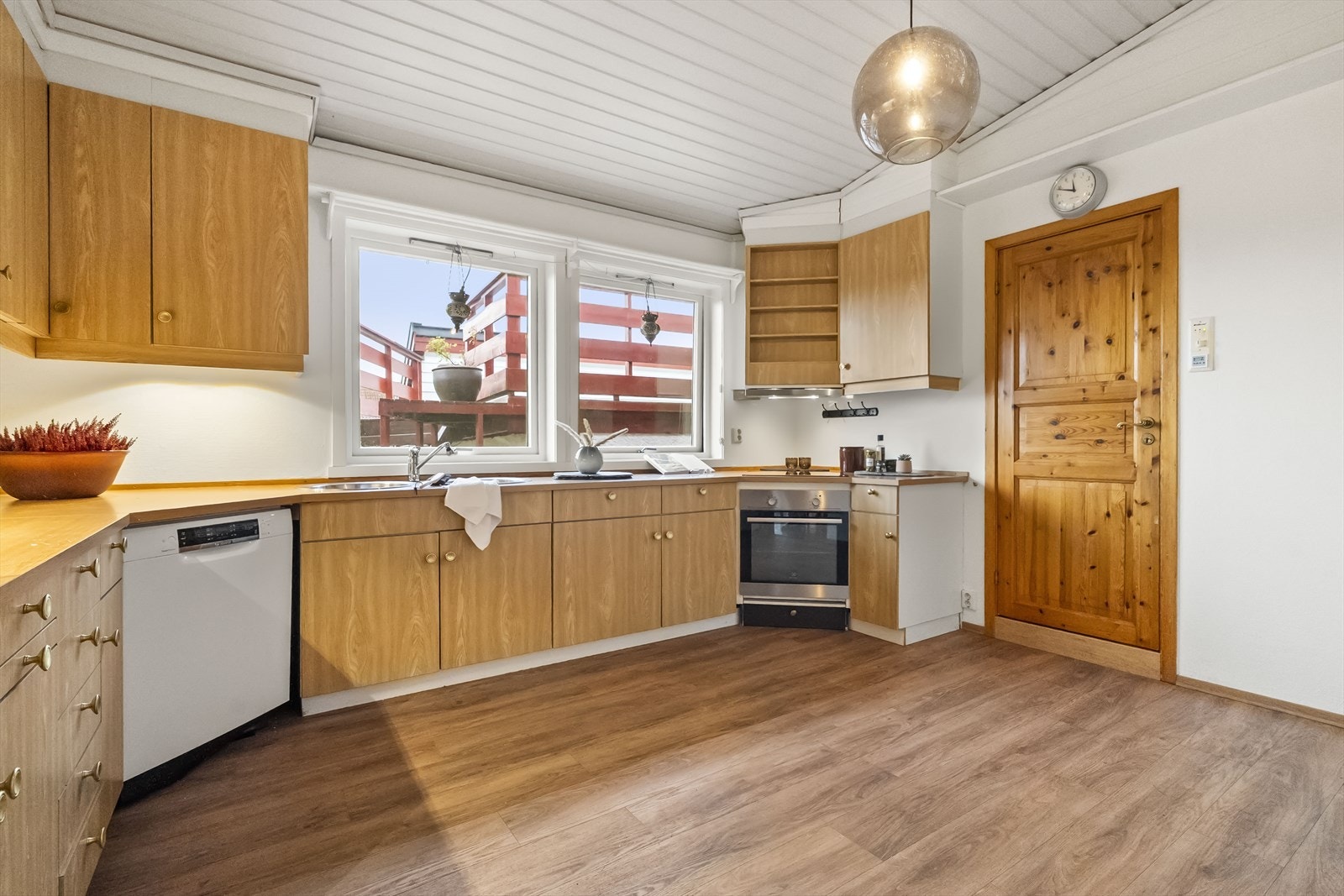 Kjøkken med tilkomst til vaskerom Galleribilde