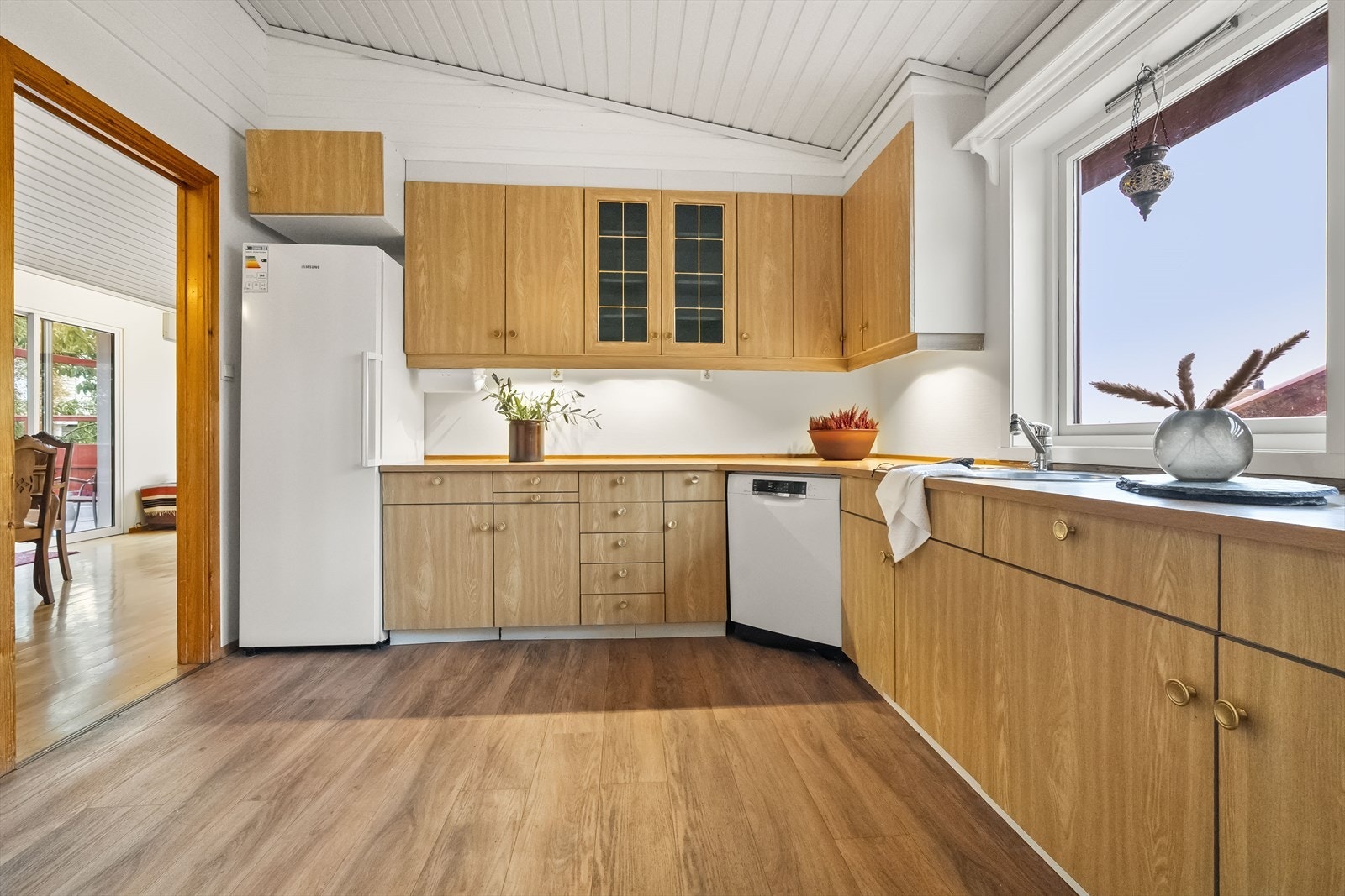 Bustaden har eit romsleg kjøkken med høg himling Galleribilde