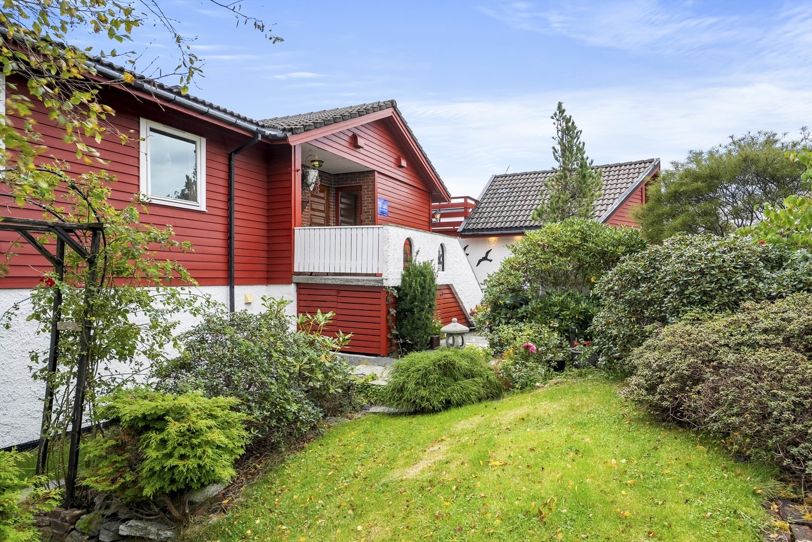 Eigedomen er fint opparbeidd med rikt utval av plantar Galleribilde