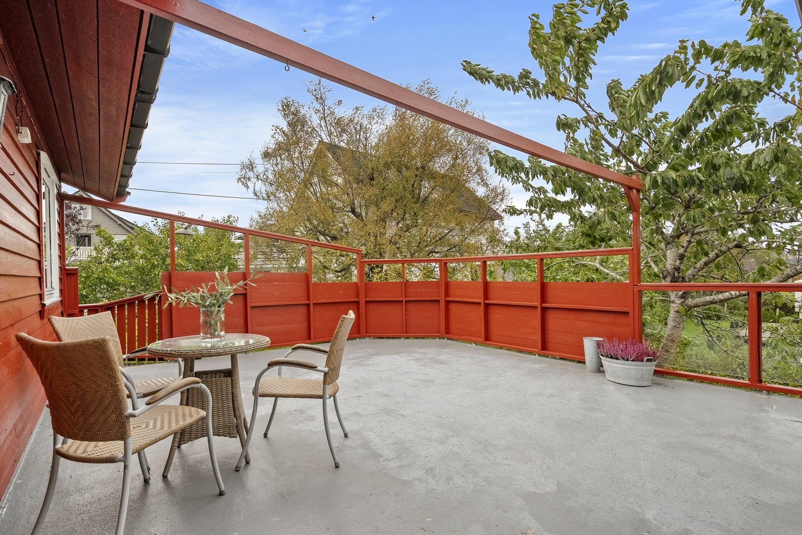 Stor veranda med tilkomst frå hage eller stova Galleribilde