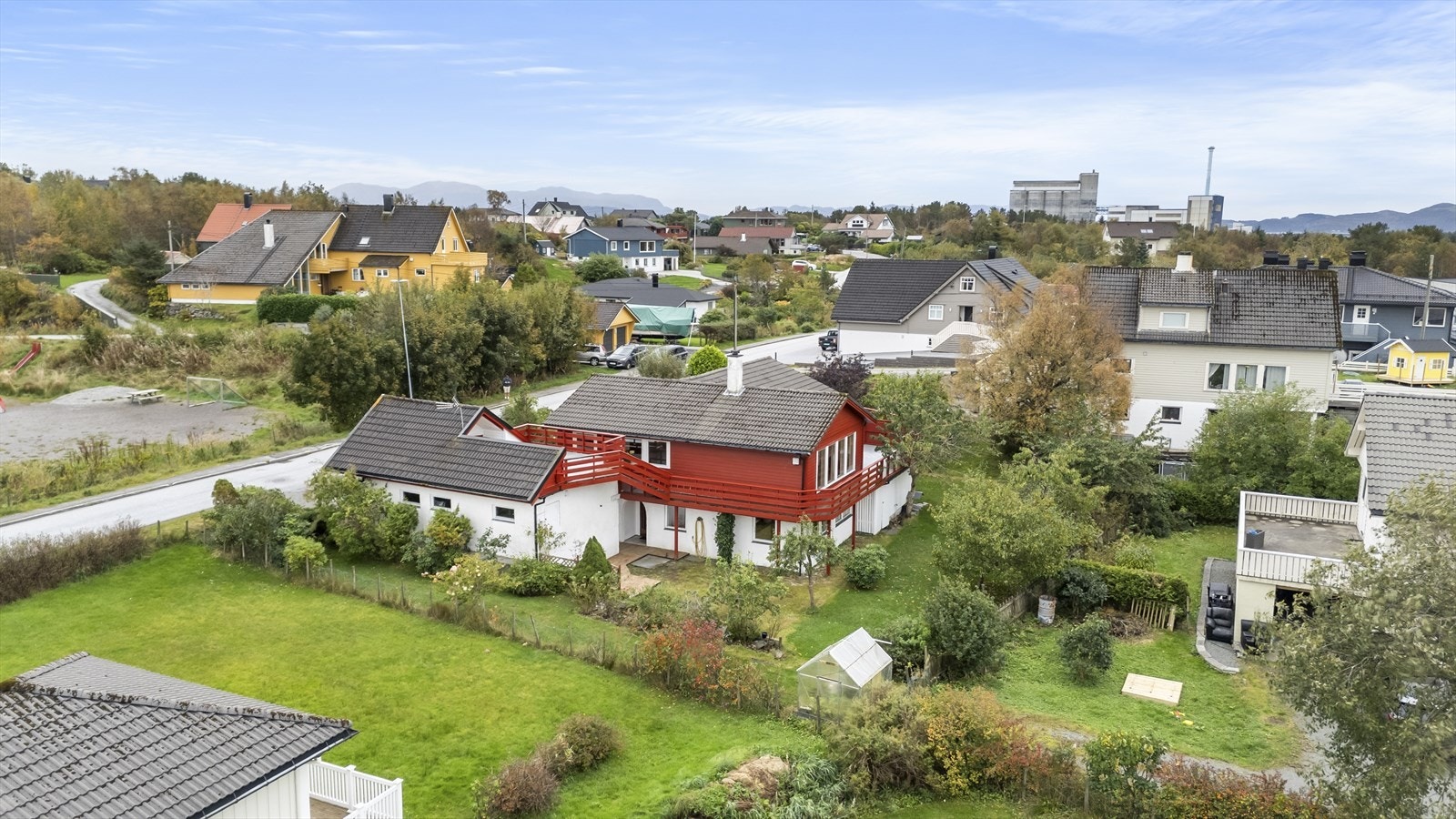 Eigedomen har dobbel garasje med loft og uteplass Galleribilde