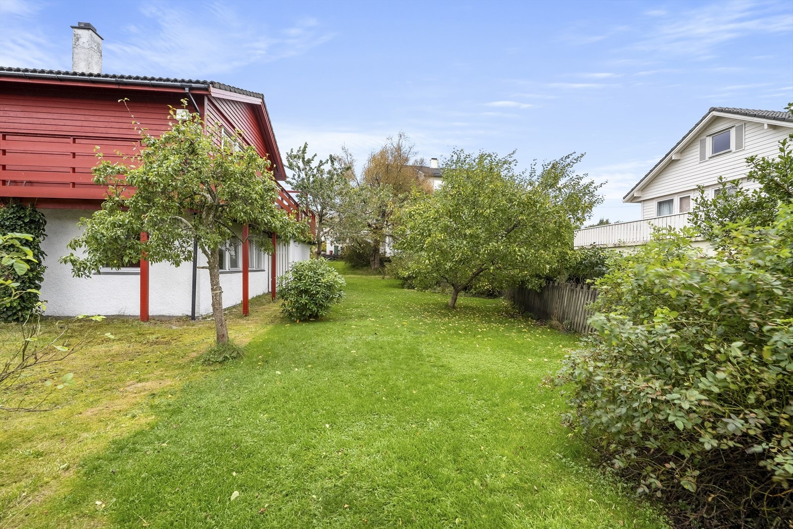 Hagen er opparbeidd med diverse plantar og frukttrær Galleribilde