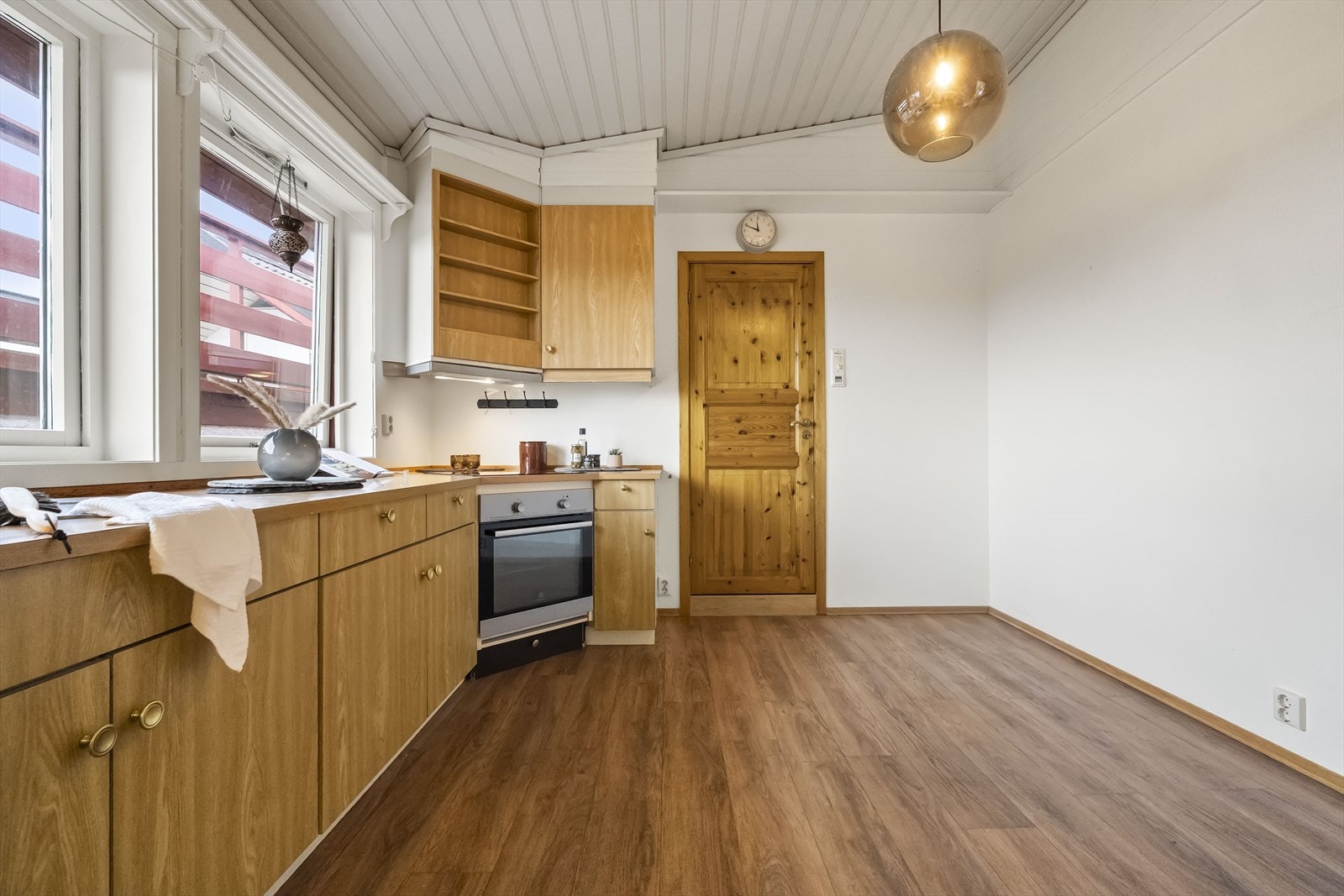 Det er god plass til spisebord på kjøkkenet Galleribilde