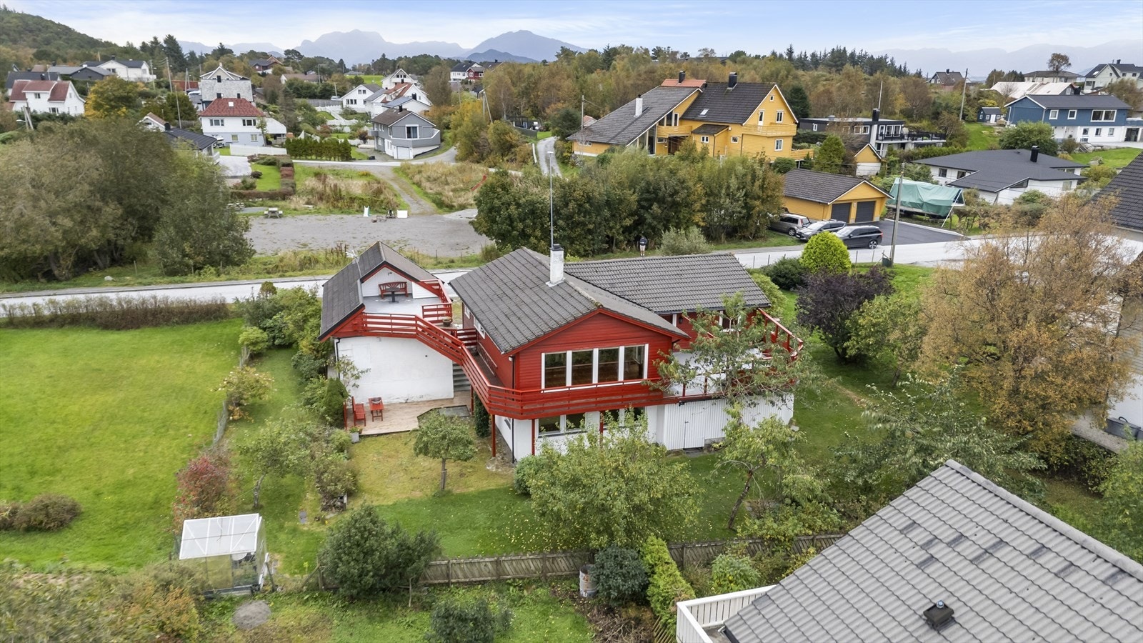 Eigedomen ligg fint til med stor opparbeidd hage - fleire solrike uteplasser Galleribilde