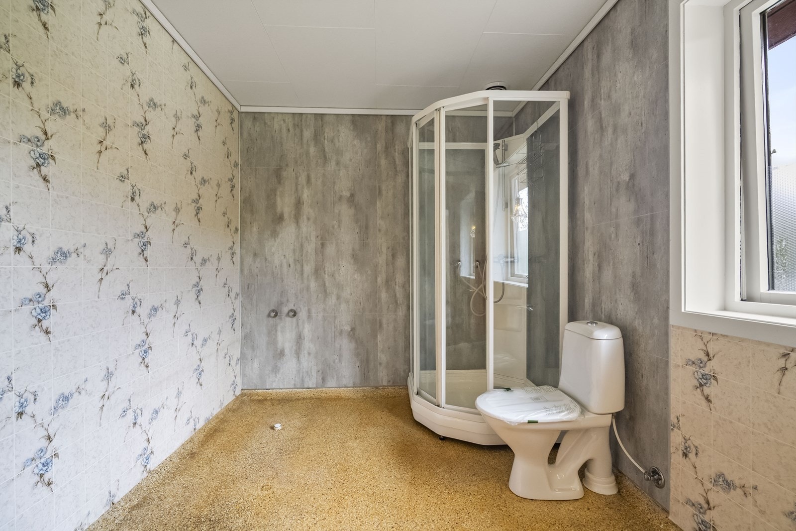 Romsleg bad på hovudplan (delar av badet er nyleg renovert etter vasskade) Galleribilde