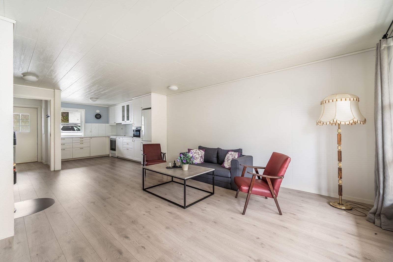 Kjøkkenet har en åpen, men naturlig avgrensning fra stua. Galleribilde