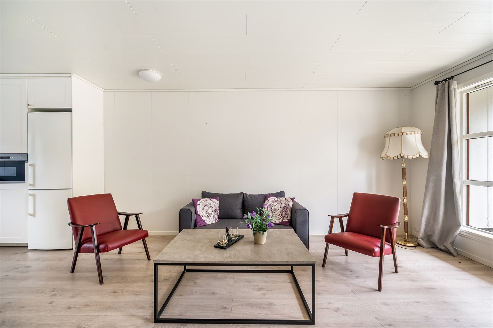 Gode vindusflater i stua slipper godt med dagslys inn. Galleribilde