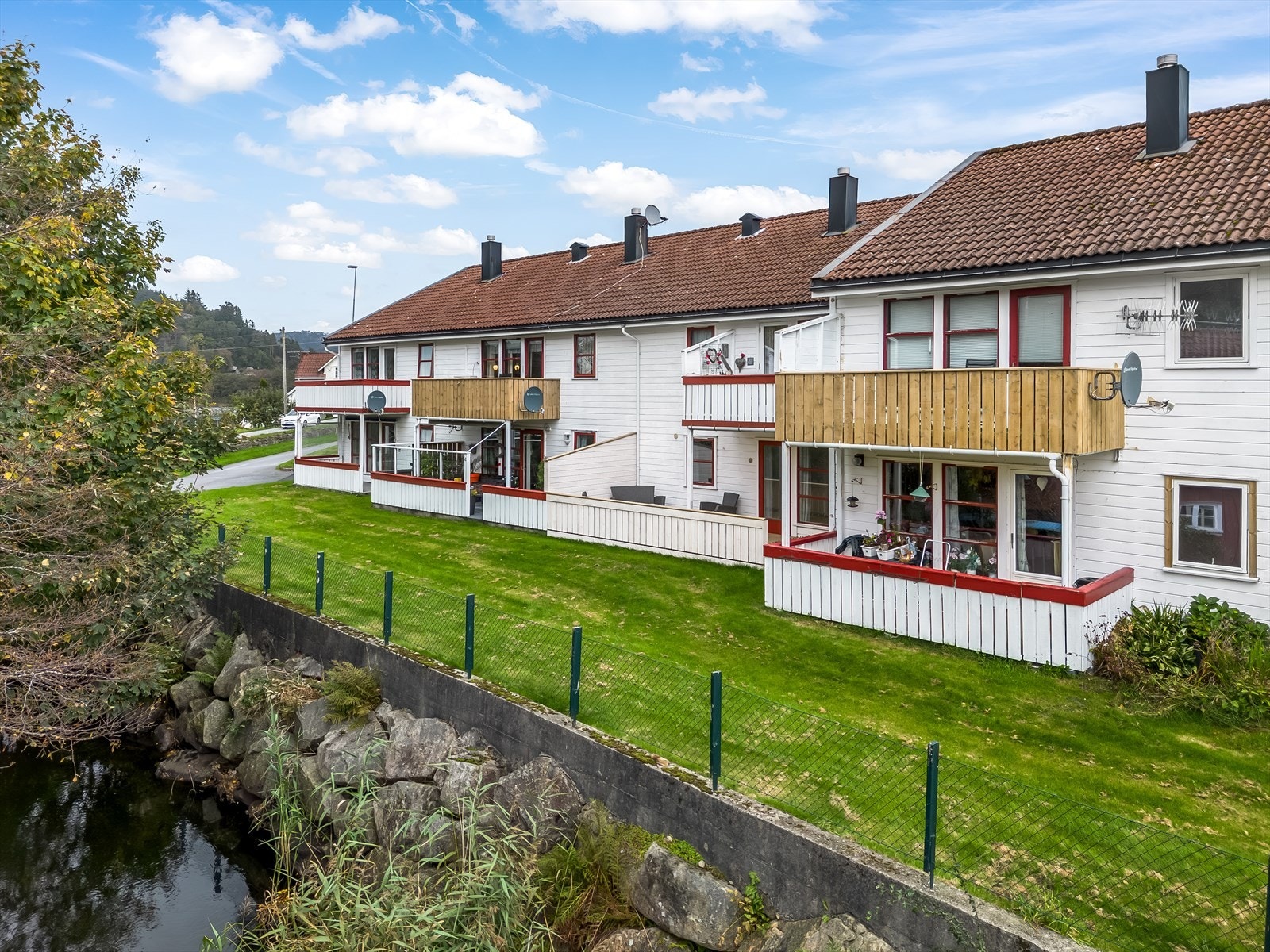 Leiligheten ligger i Vansetun, et trivelig boligkompleks bestående av 30 leiligheter, hvorav 1 er en fellesleilighet. Galleribilde