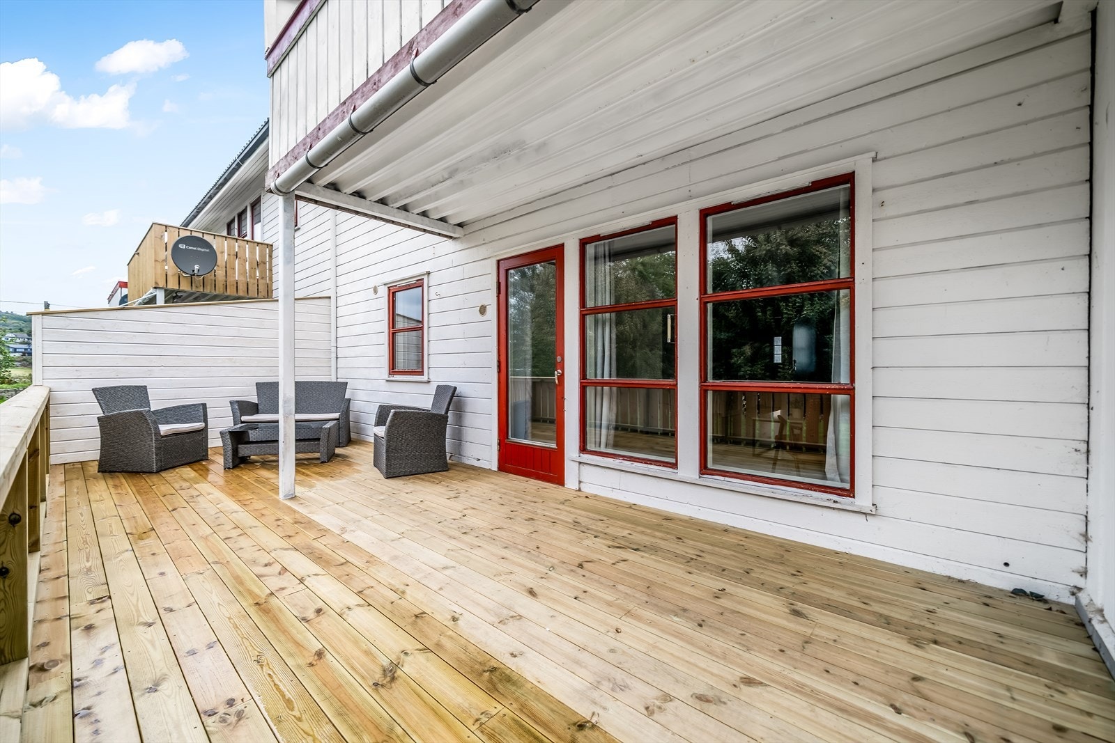 Deler av verandaen er overbygd. Galleribilde