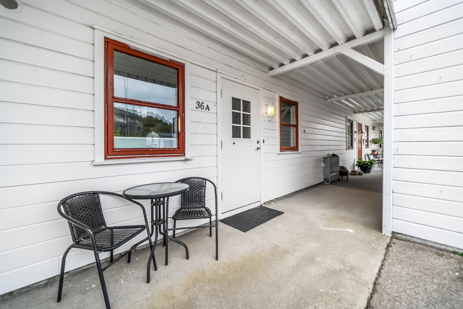 Ved inngangspartiet kan man nyte solen på morgenen. Galleribilde