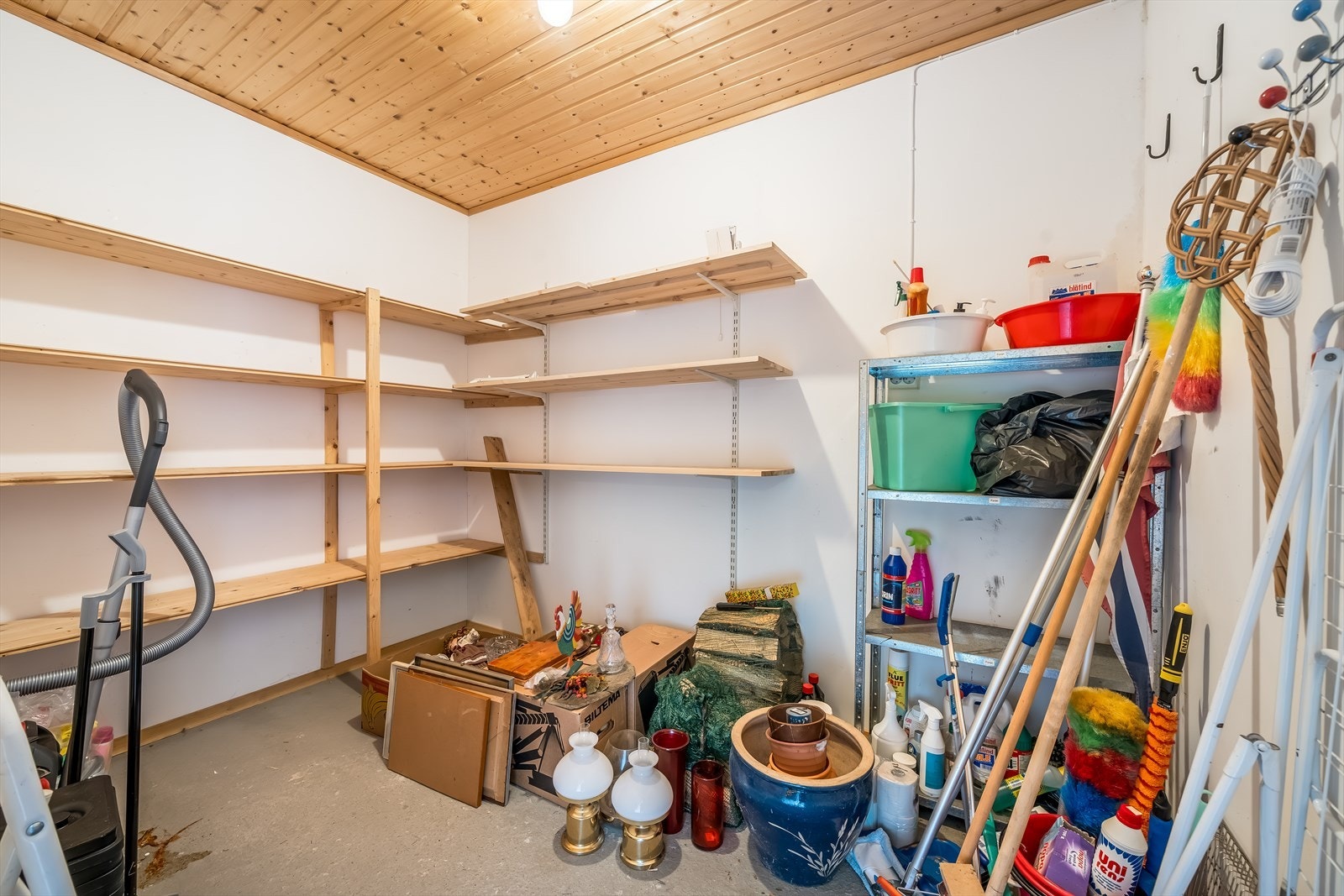 Godt med lagringsplass i boden ved inngangspartiet. Galleribilde