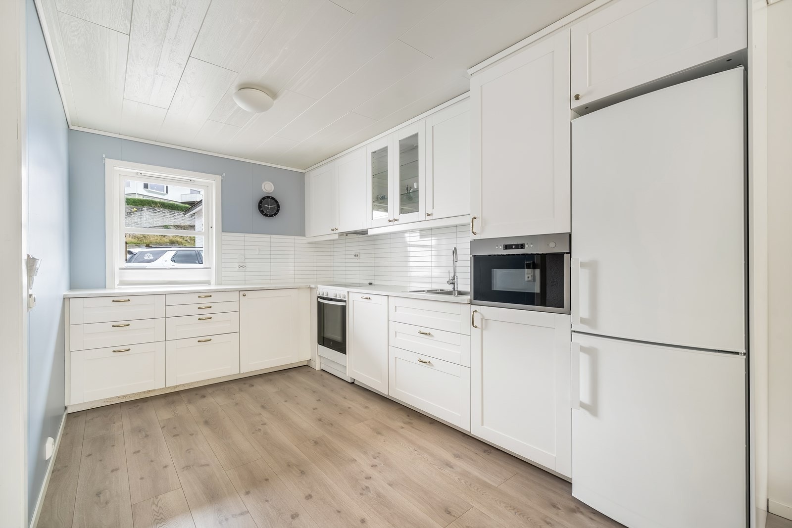 Pent Ikea kjøkken med enkeltstående hvitevarer (med unntak av oppvaskmaskin og mikro). Alle hvitevarer medfølger. Galleribilde