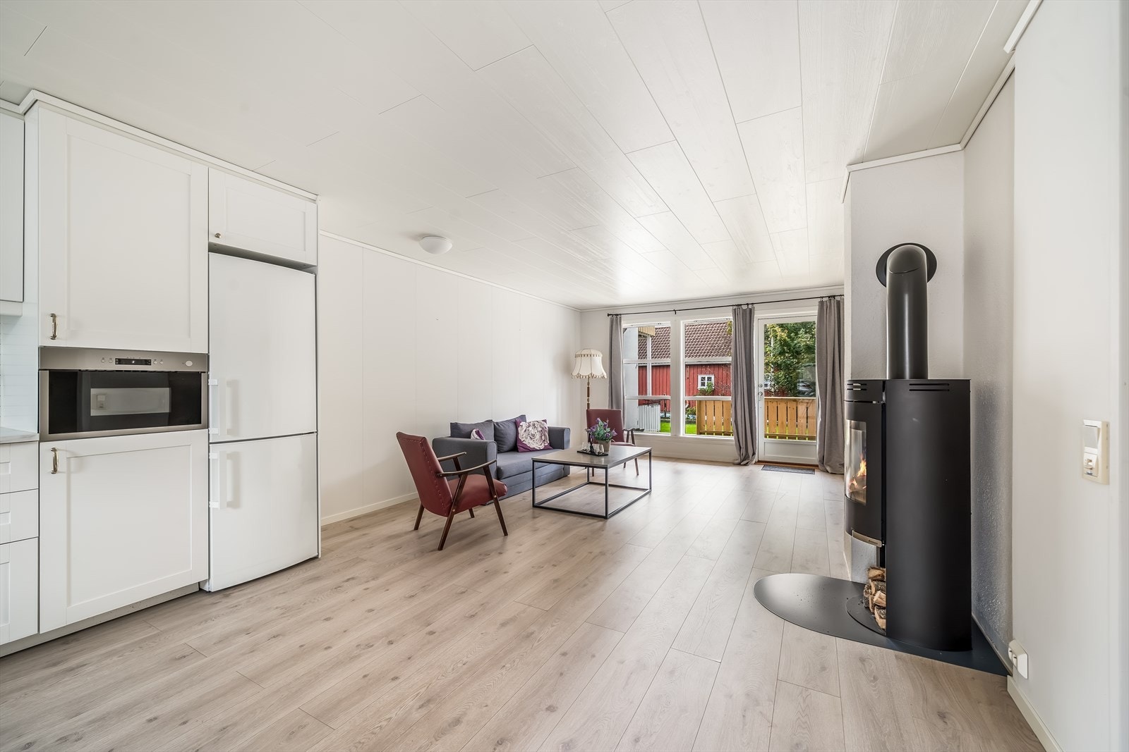 Fra stua er det utgang til en nyoppført og stor veranda. Galleribilde