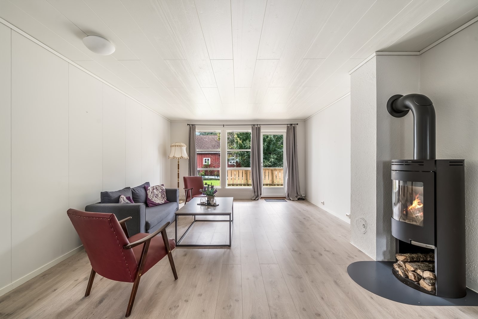 Lys og trivelig leilighet med gjennomgående lys og vedovn. Galleribilde