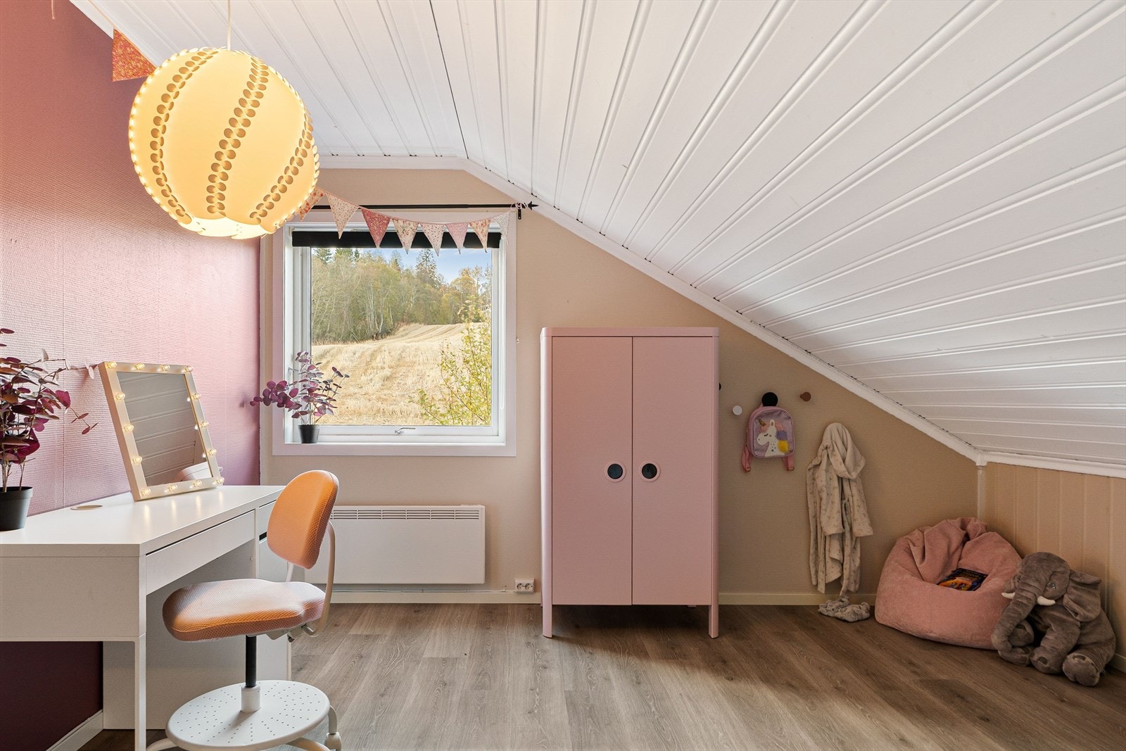 Med hele fire soverom er det god plass til familier med flere barn. Galleribilde