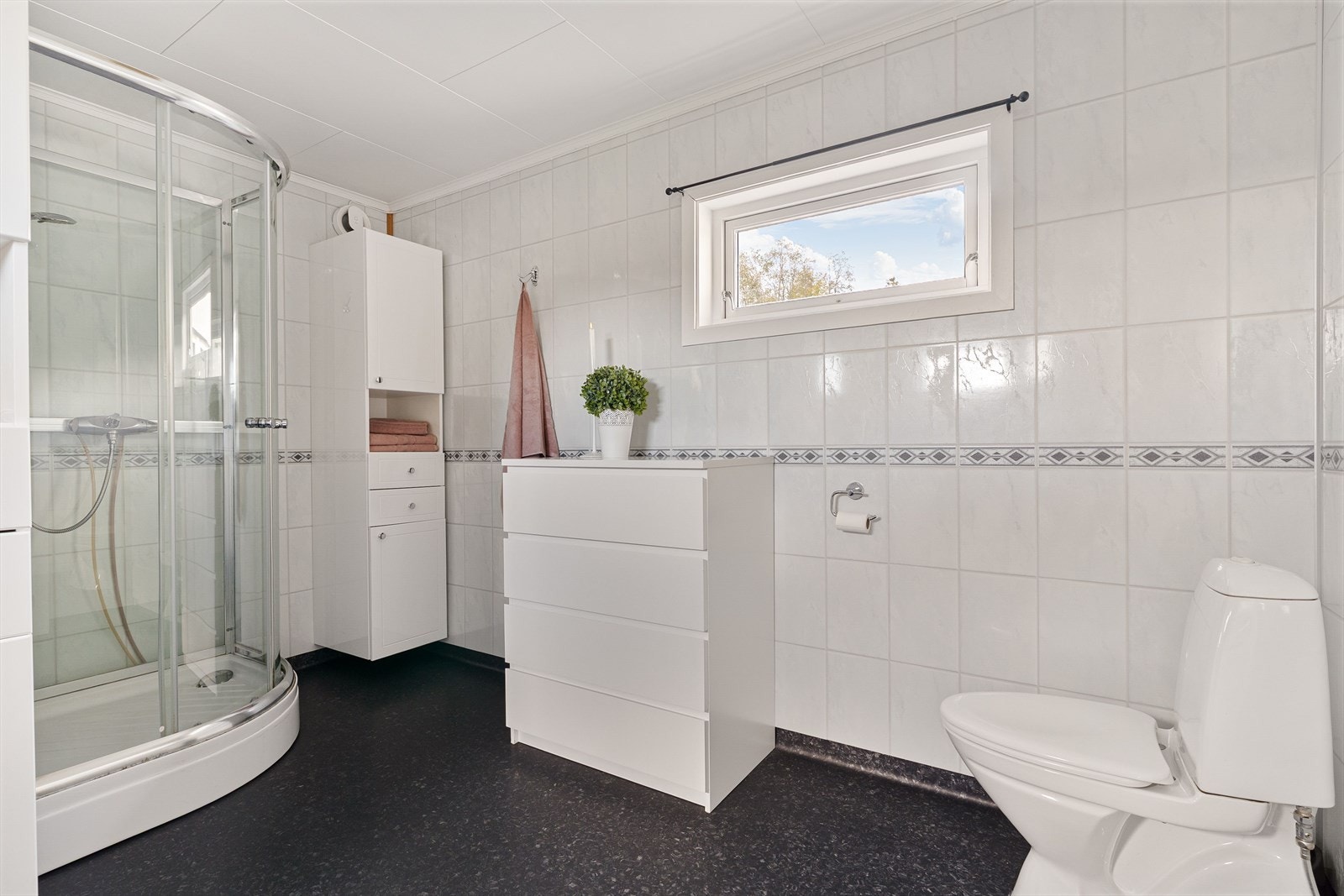 Badet oppe har god størrelse, innredet med dusjkabinett, varmekabler og mye oppbevaring. Galleribilde
