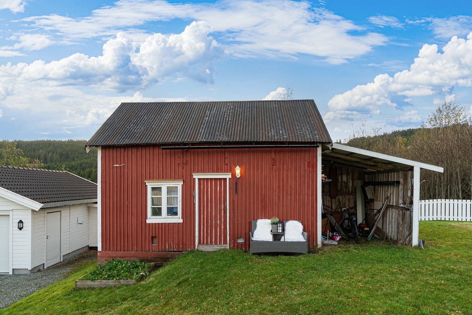 Eiendommen kan skilte med et sjarmerende uthus på ca. 34 m². Galleribilde