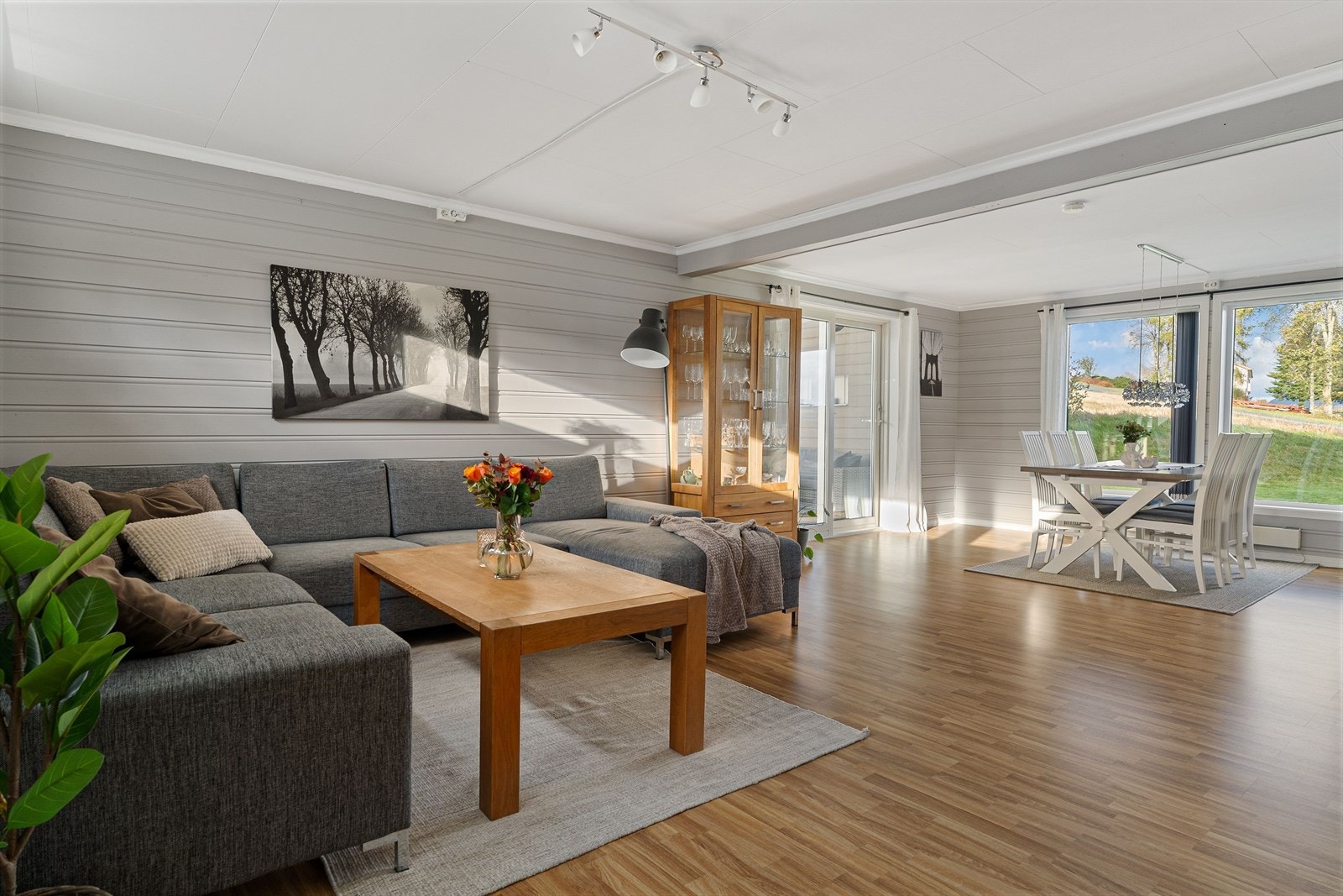 Stuen får godt med dagslys fra to sider. Galleribilde