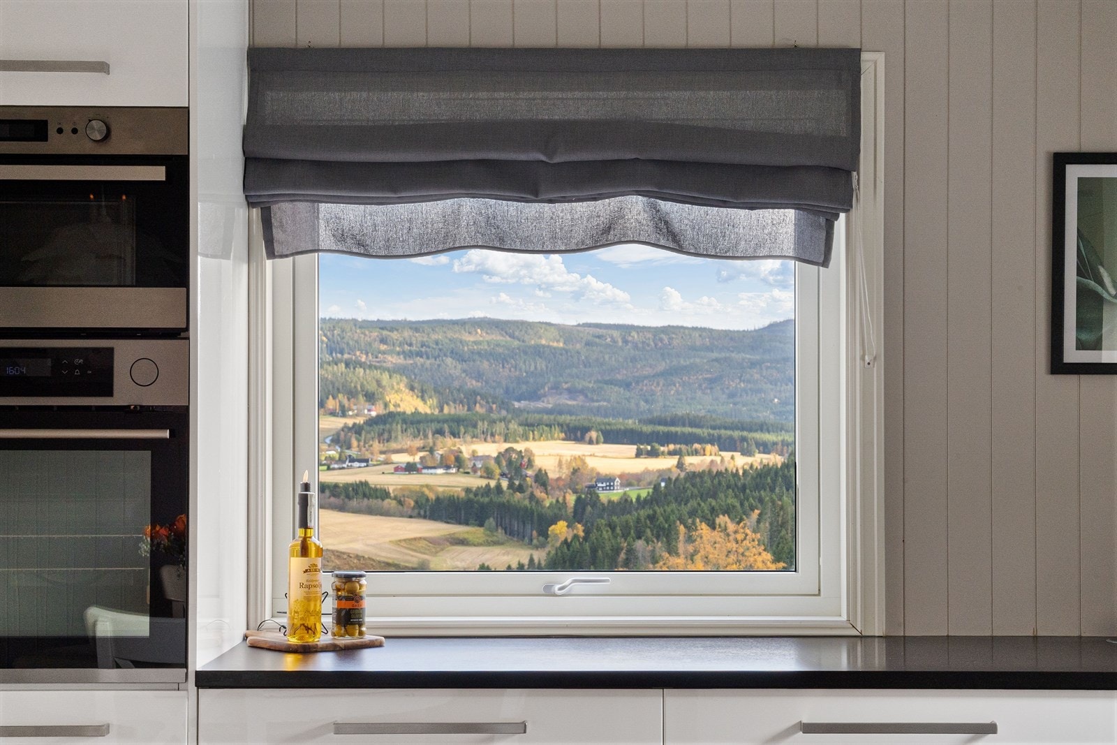 Her lages maten mens man skuer utover den landlige idyllen. Galleribilde