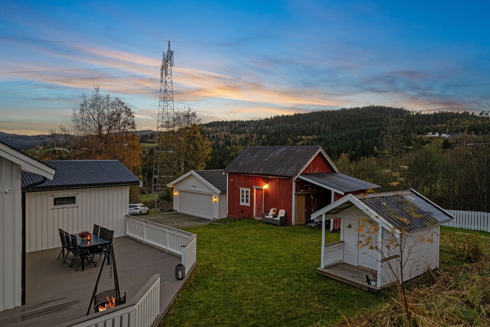 I hagen har boligen en lekestue til glede for de minste. Galleribilde