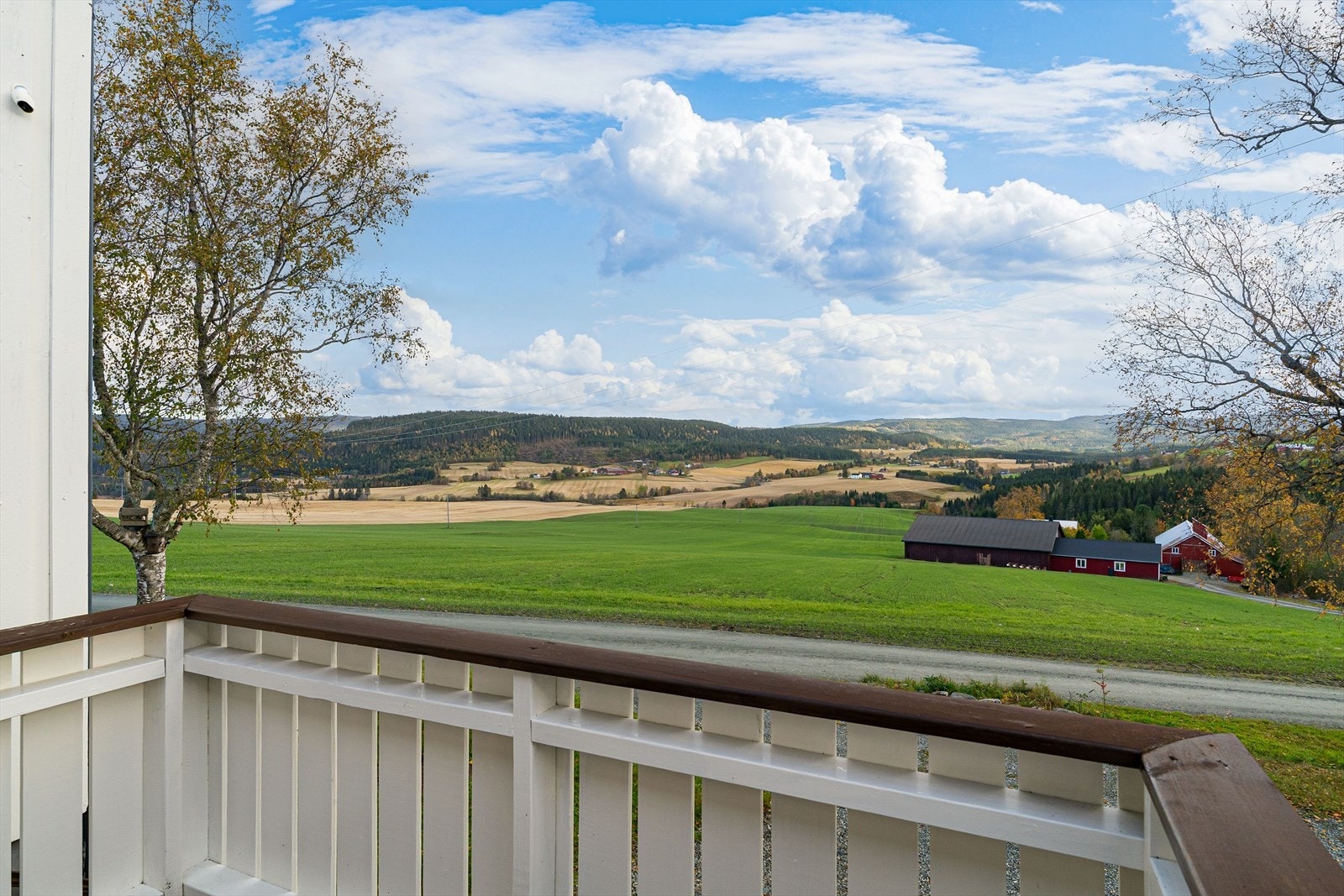 Det er ingen gjenboere, og plasseringen gir fri og helt nydelig utsikt over landskapet. Galleribilde