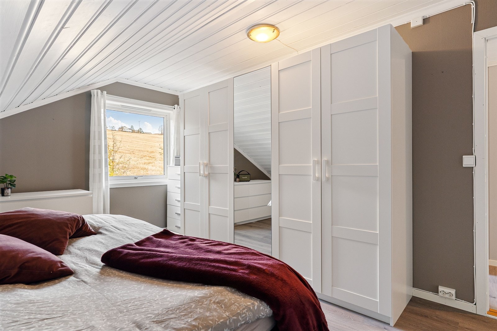 Hovedsoverommet har godt med oppbevaringsplass i et stort garderobeskap. Galleribilde