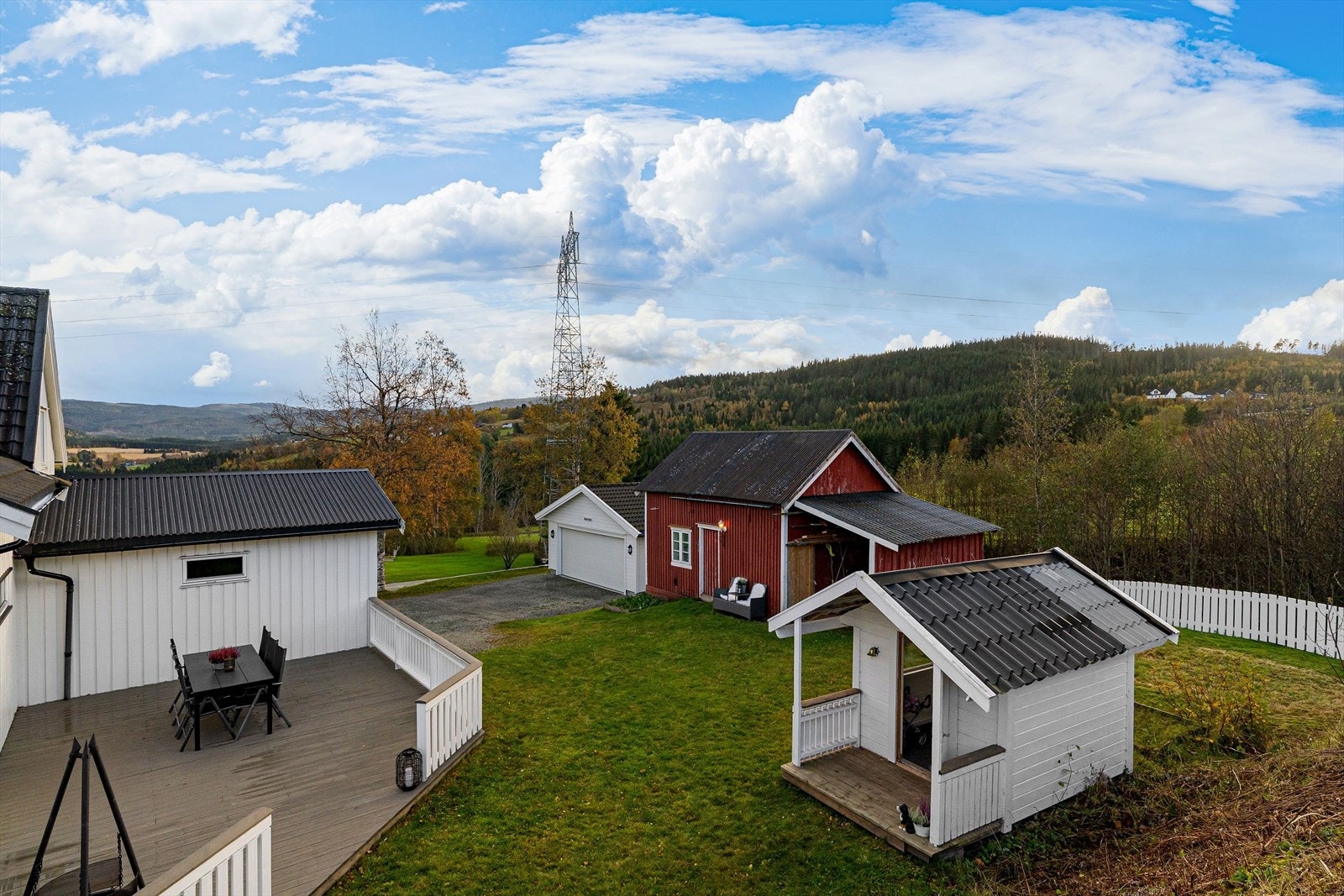 Eiendommen byr på godt med lagringsplass med dobbelgarasje og uthus. Galleribilde