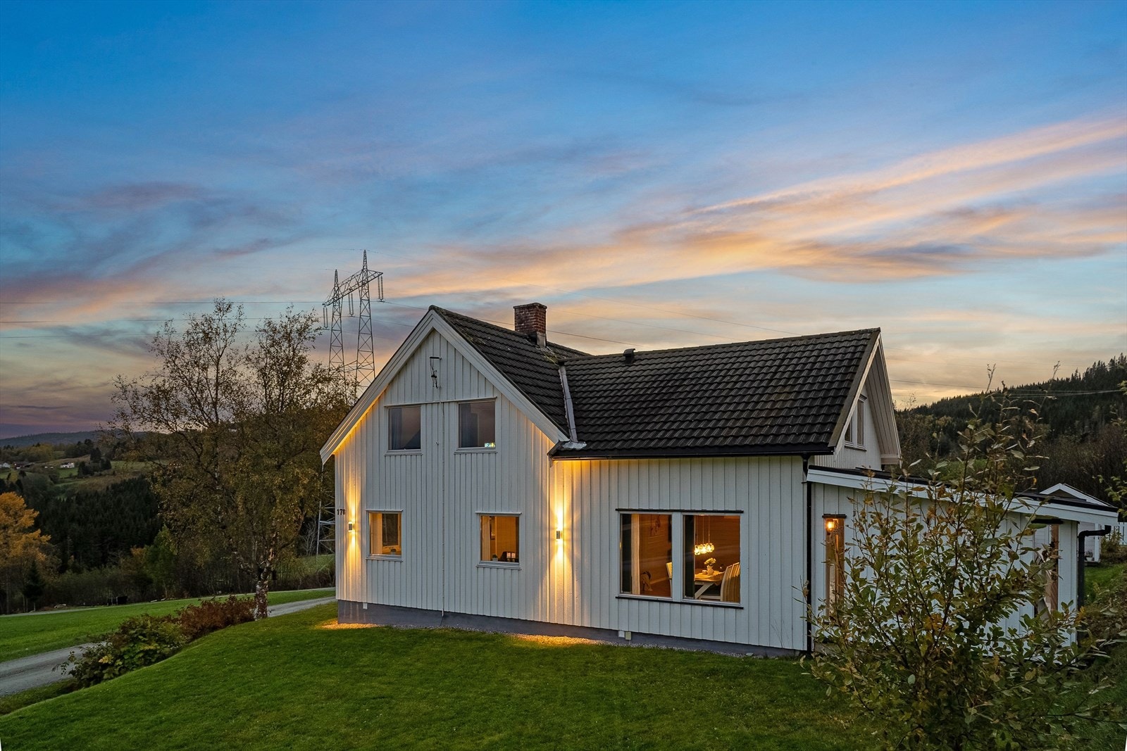 Med to bad, to stuer og fire soverom egner boligen seg godt for familier. Galleribilde