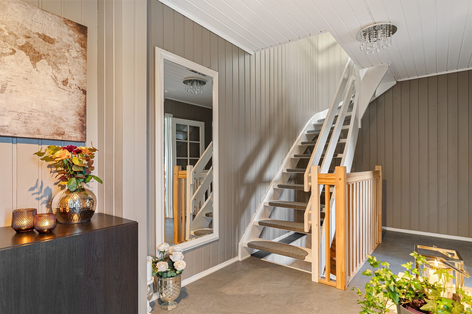 Man ønskes velkommen av en innbydende entré som har laminatgulv med flisemønster. Galleribilde