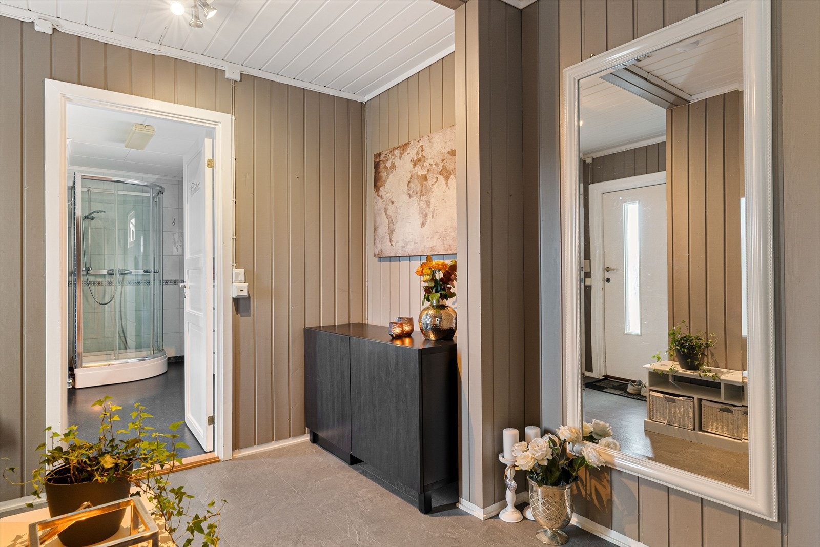 I entreen er det god plass til å sette fra seg skoene og henge fra seg yttertøyet. Kommodeskapet inneholder en praktisk sjakt til skittentøy som går ned til vaskerommet i kjelleren. Galleribilde