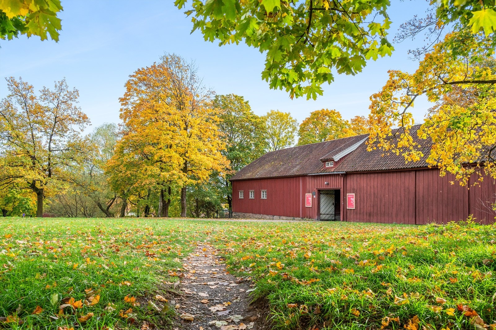 Leiligheten ligger rett ved hyggelige Vøienvolden gård. Galleribilde