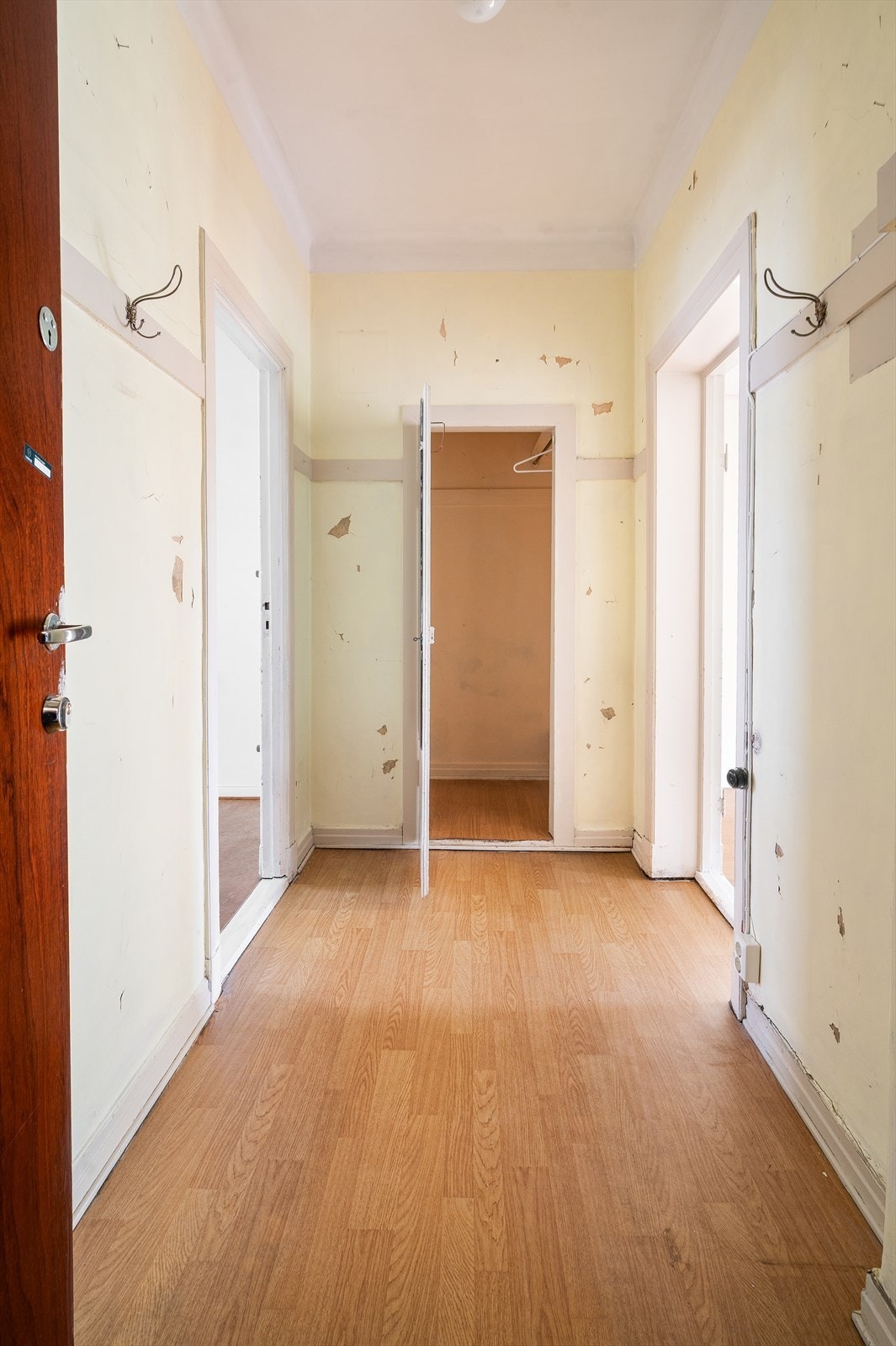 Entré / mellomgang med gode muligheter for skoskap, garderobeskap m.m. Det er også dør inn til innvendig bod. Galleribilde