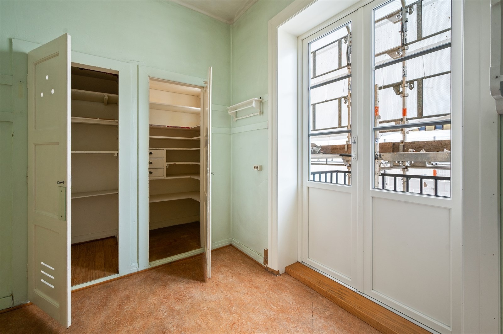 Via kjøkkenet har man også to praktiske kott. Galleribilde