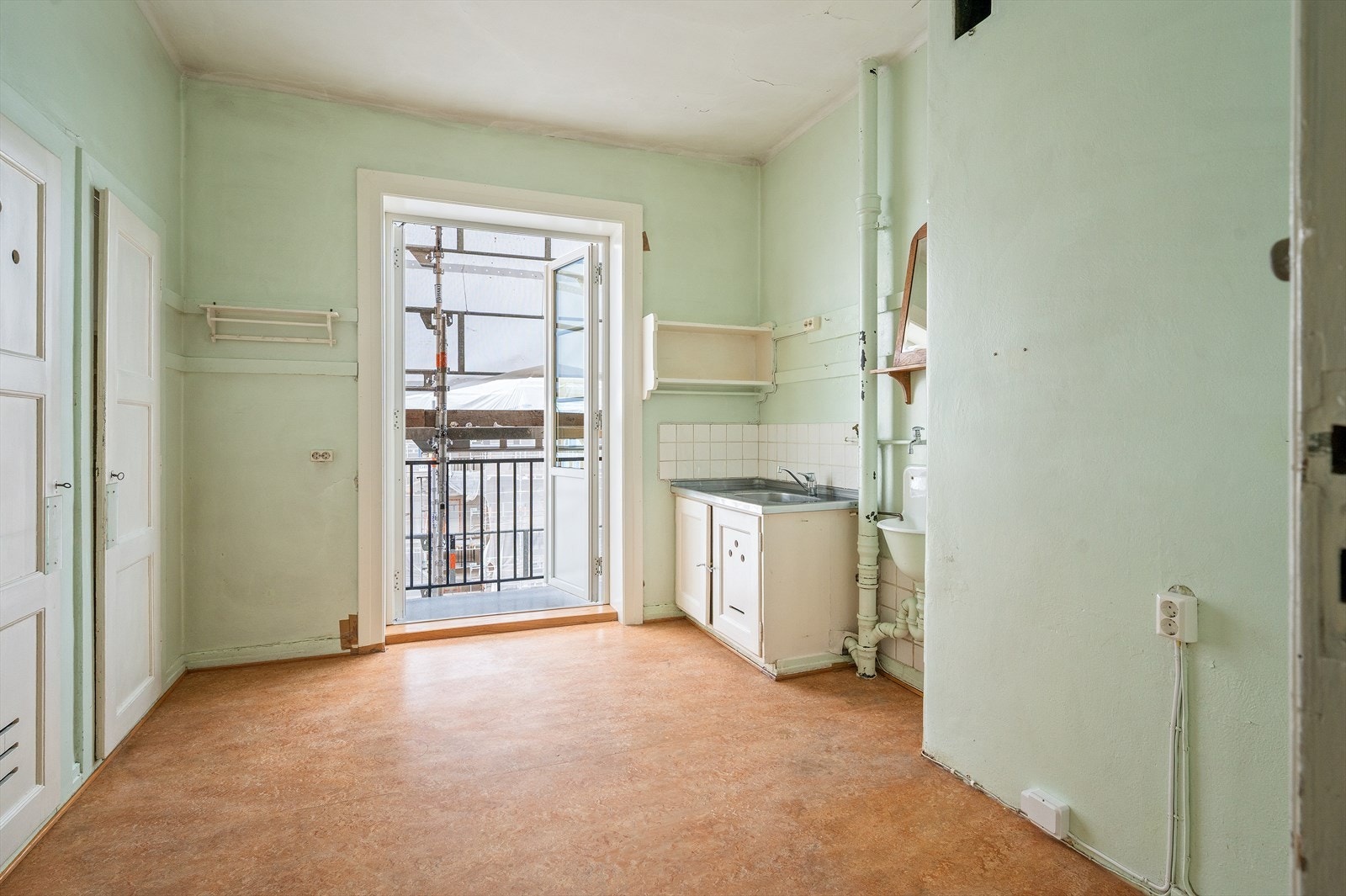 Leiligheten fremstår som et gjennomgående oppussingsobjekt, hvor det må påregnes totalrenovering av samtlige rom. Galleribilde