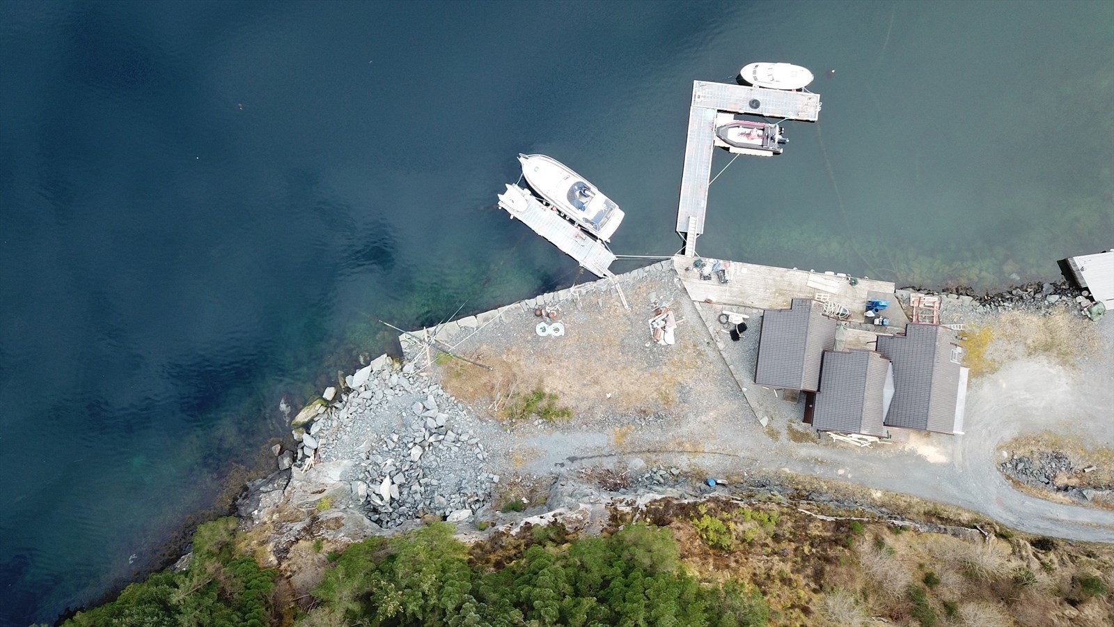 Tomtene ligger i et populært område regulert til naustbebyggelse. Galleribilde