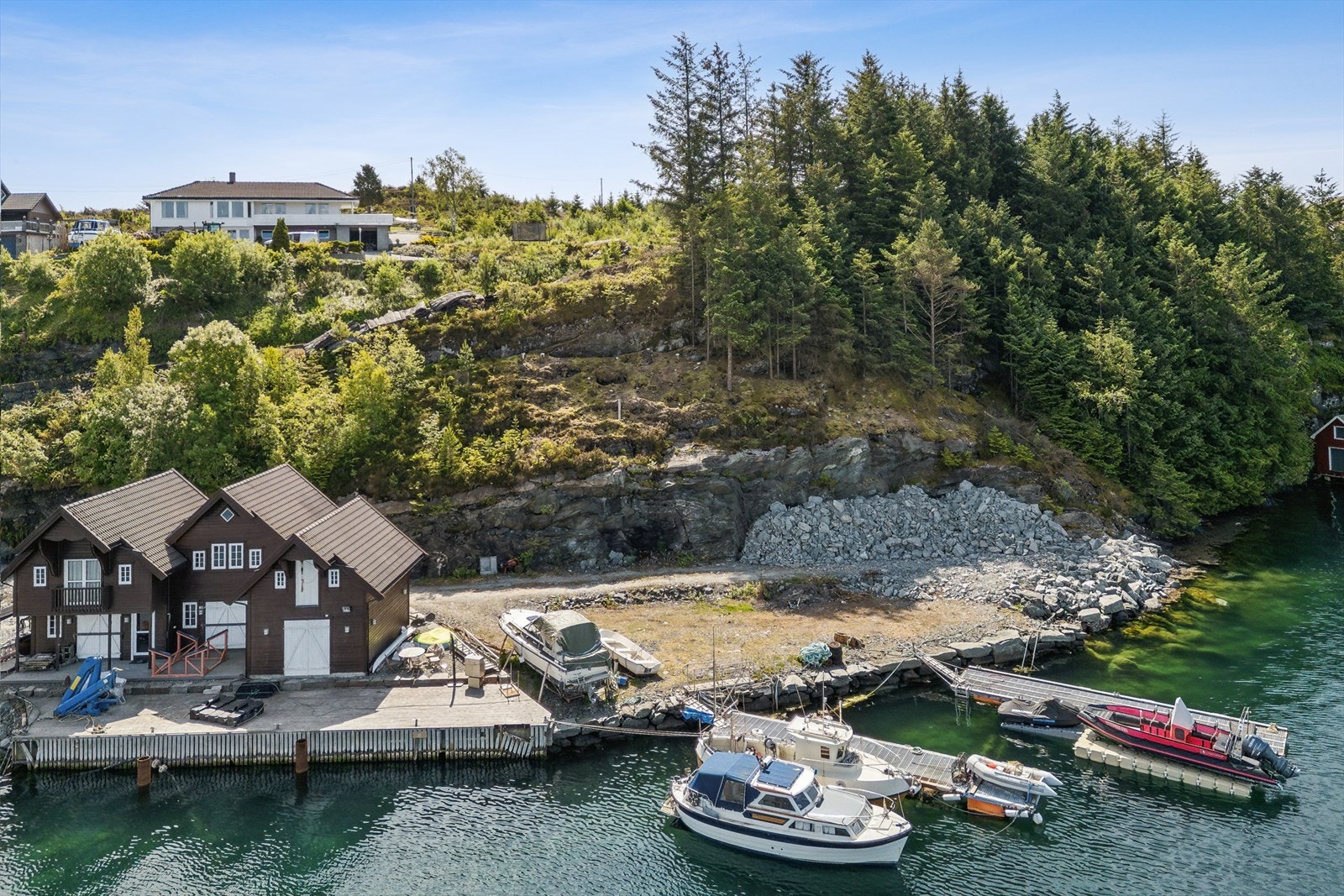 Kjøper oppfordres til å undersøke hvilken utnyttelse av tomten som kan påregnes, hvilke tiltak som kreves, mulighet for vann/avløp mm. Galleribilde