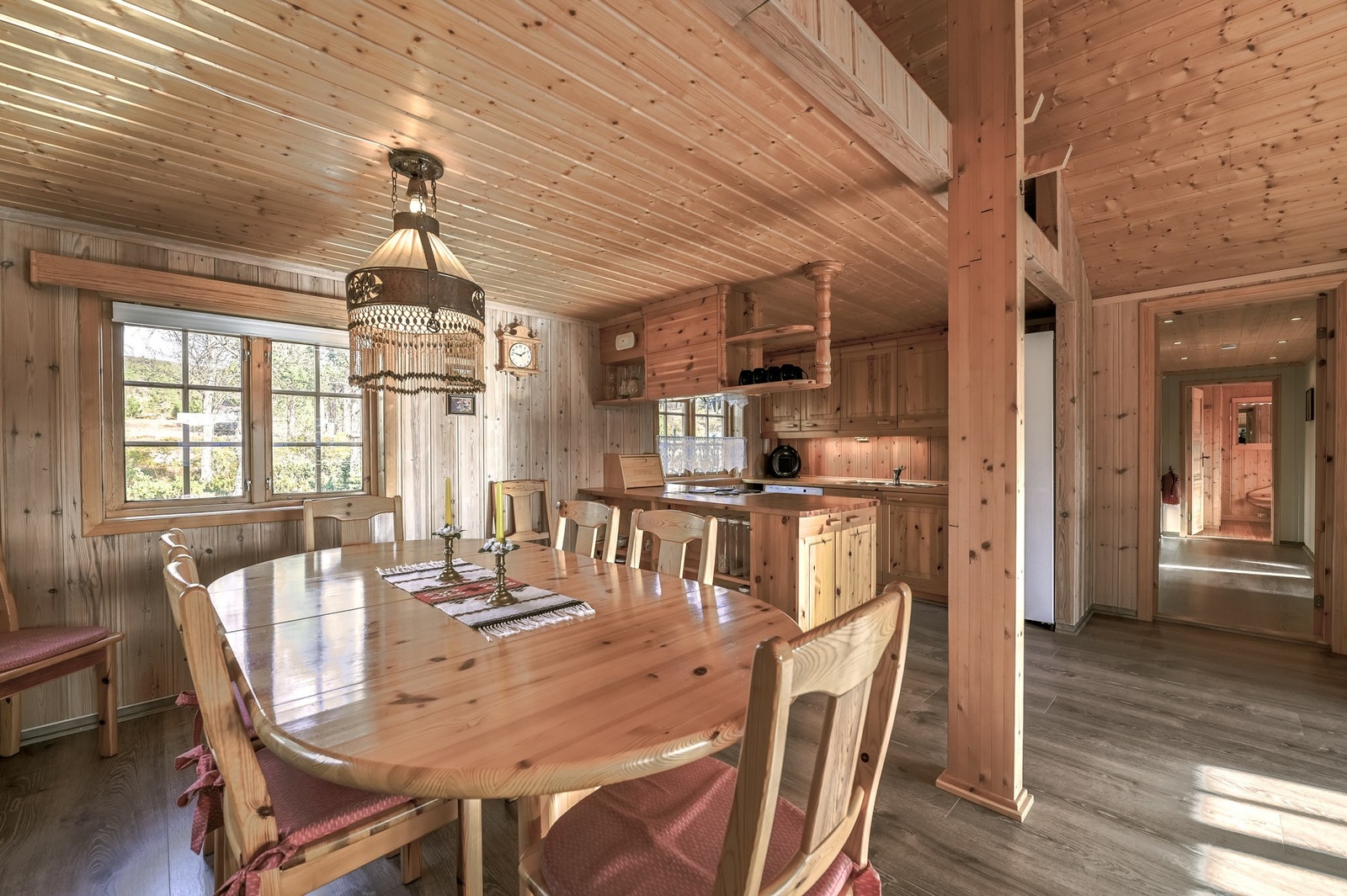 Hytta har innlagt strøm, vann og septik Galleribilde