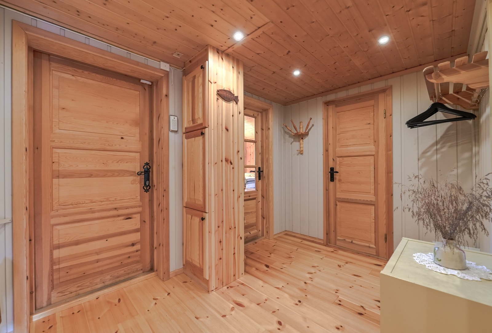 Lyskilder bla LED spotlights i gangareal Galleribilde